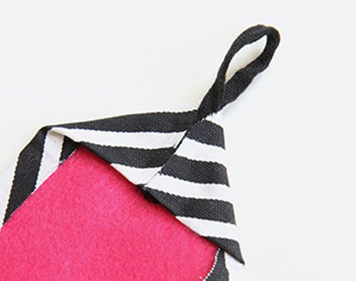 Dán mép vải đen trắng lên phần dán dây chun