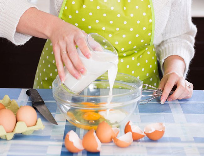 Kết hợp trứng với quá nhiều chất lỏng Kết hợp trứng với quá nhiều chất lỏng