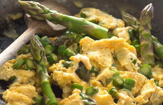 Kết hợp trứng với rau Kết hợp trứng với rau