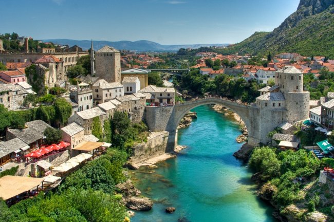 Cây cầu đá cổ Stari Most ở Bosnia và Herzegovina