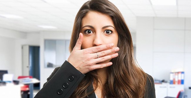 Bóp chặt mũi và uống một ly nước