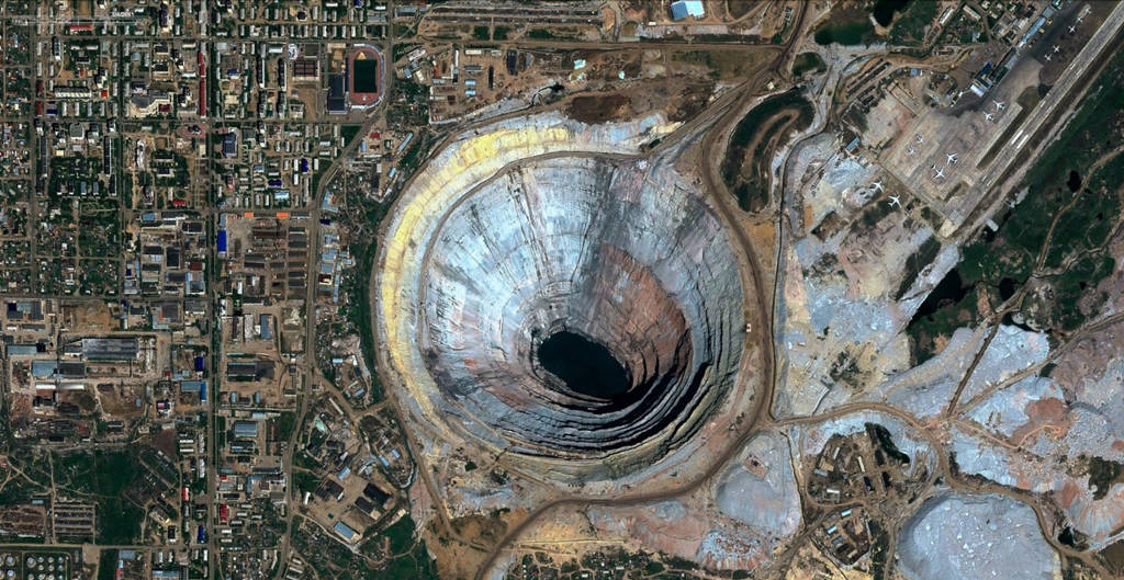 Mỏ khai thác kim cương lộ thiên Mir, Siberia, Nga