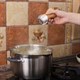 Muối có thực sự làm cho nước sôi nhanh hơn bình thường hay không?