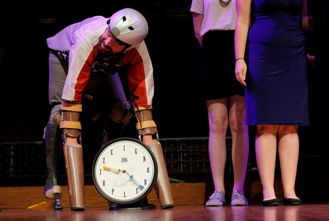 Ig Nobel Sinh học: sử dụng chân giả để sống cùng những con dê Ig Nobel Sinh học: sử dụng chân giả để sống cùng những con dê