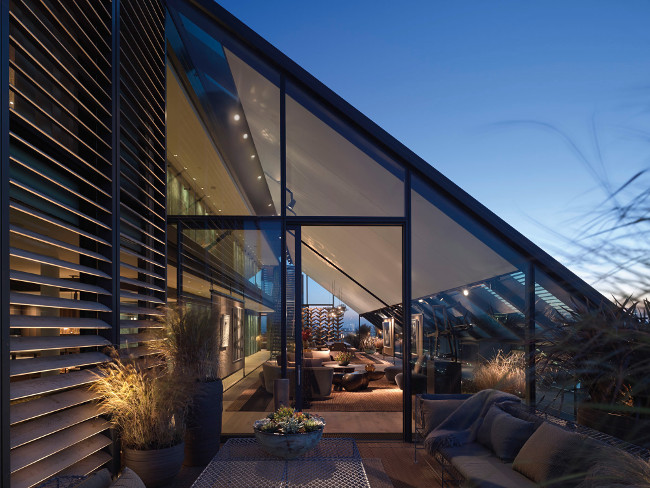 các kiến trúc sư sẽ tiến hành xây dựng một bãi đáp sân bay trực thăng ngay trên mái công trình này. các kiến trúc sư sẽ tiến hành xây dựng một bãi đáp sân bay trực thăng ngay trên mái công trình này.