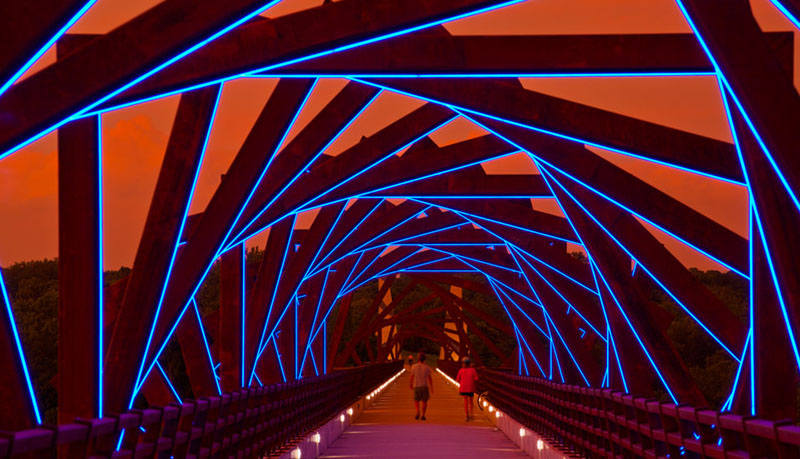 Most higher. Мост High Trestle Trail. Мост Хай Трестл Трейл, США. Световой мост арка. Инсталляция мост.