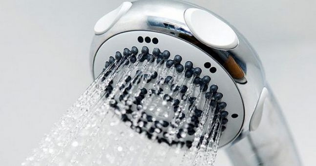 Vòi hoa sen chảy nước không đều sự cố thường gặp trên bình nóng lạnh