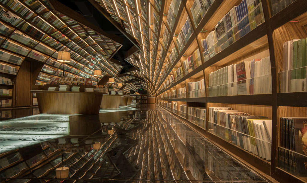 Mặt sàn nhà được lót hoàn toàn bằng gương ảo ảnh, có độ lấp lánh, phản quang như mặt nước.