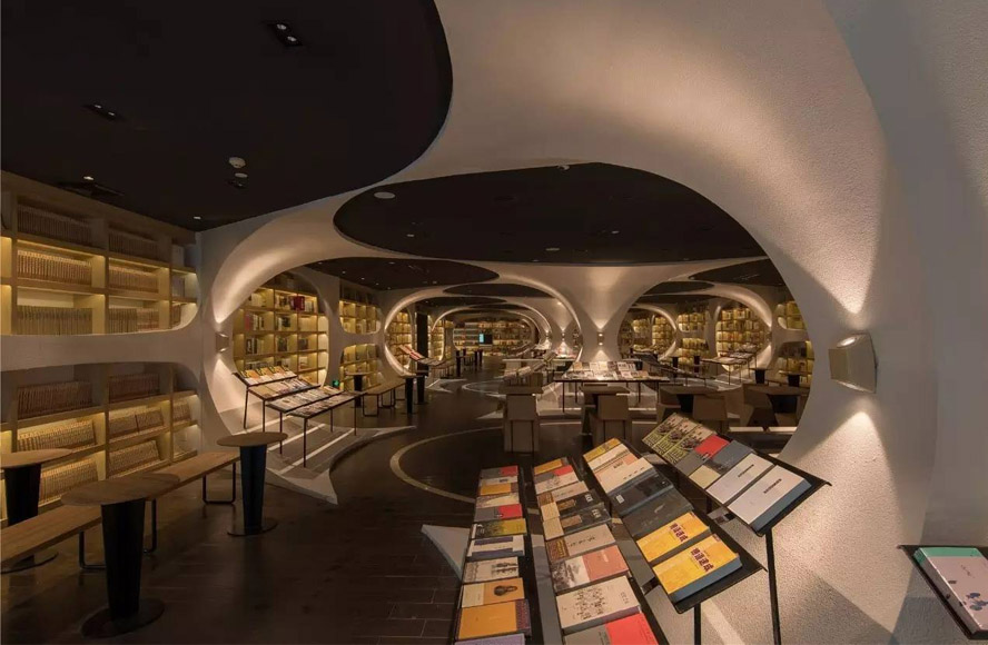 Không những thế, nếu để ý kỹ, phần gỗ chạy sọc hình tia sét bên trên đã chiếu xuống mặt gương tựa nước sàn dưới, nhà thiết kế cho rằng, giá trị phản quang dưới sàn đã đưa chi tiết này tựa như là một cây cầu bắt ngang qua mặt nước.