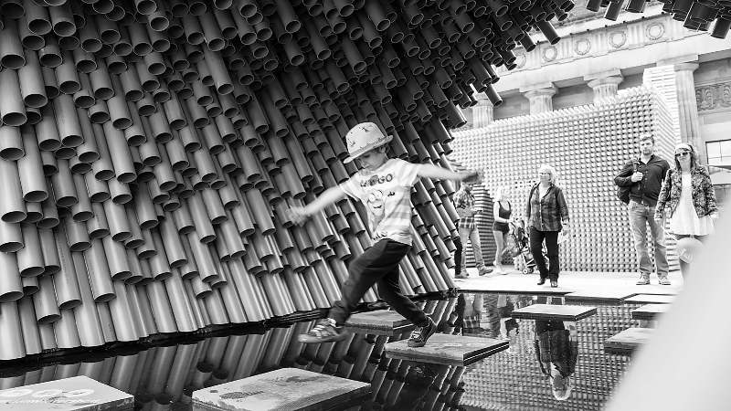 Toàn bộ kiến trúc được ghép lại với nhau từ 2.400 ống nhựa PVC tái chế. 