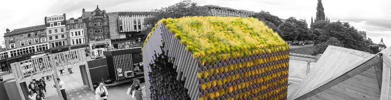 Ở đầu mỗi ống phía ngoài đều có trồng một bụi cỏ, ống hoạt động như chậu và dưới đáy ống có thêm một hệ thống lọc nước chuyên dụng.