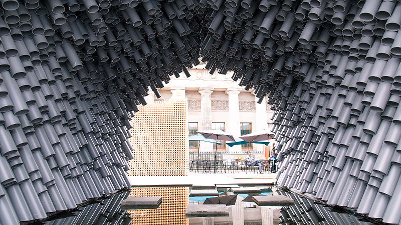 Phía bên trong căn nhà nổi bật với hàng hàng ống nhựa lỉa chỉa xuống sàn