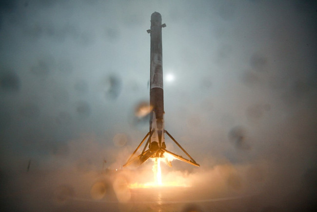 Logsdon nói, ông nghĩ rằng những trở ngại chính đối với các kế hoạch sao Hỏa của SpaceX là tiền bạc và thời gian.
