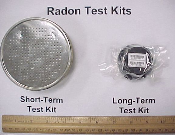 Bộ test kit đo nồng độ khí radon trong nhà.  Bộ test kit đo nồng độ khí radon trong nhà.