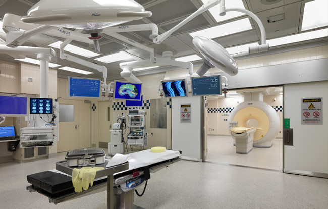 Hệ thống cộng hưởng từ được gắn hệ thống các đường ray trên trần nhà.  Hệ thống cộng hưởng từ được gắn hệ thống các đường ray trên trần nhà.