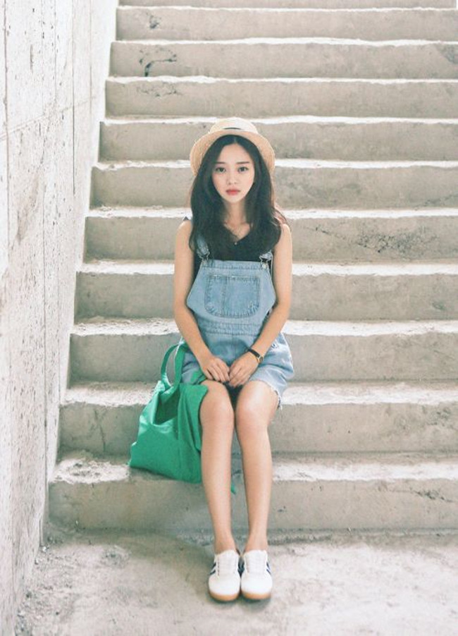 Ngồi ghế nâng thẳng chân khỏi mặtđất 