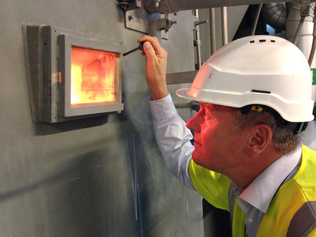 99% khí thải ra từ các nhà máy nhiệt khi đốt rác thải được xử lý qua các tấm lọc và sục vào nước  99% khí thải ra từ các nhà máy nhiệt khi đốt rác thải được xử lý qua các tấm lọc và sục vào nước