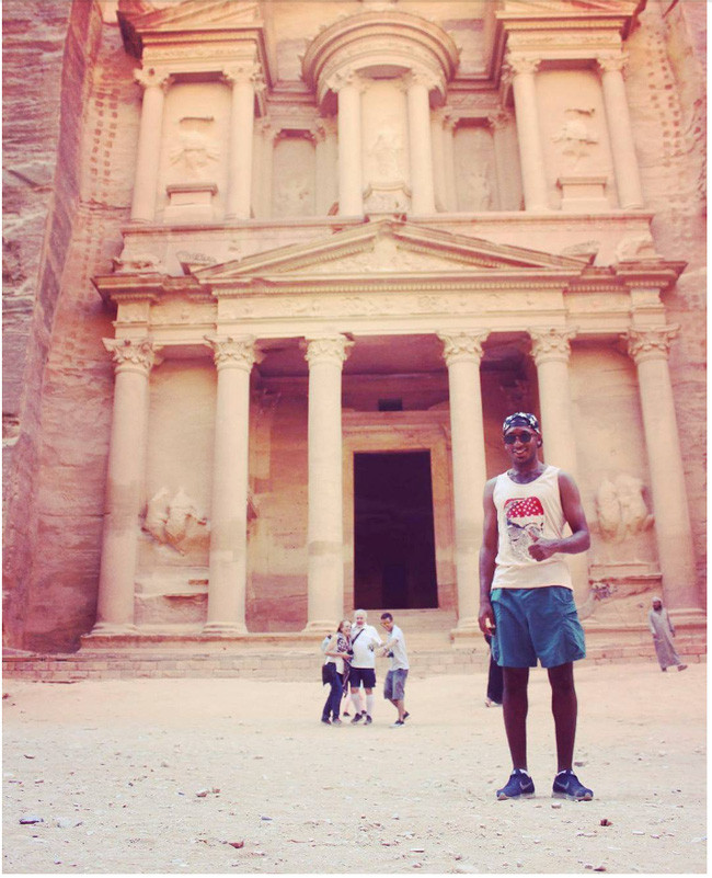 Thay vì hai chú lạc đà thì lại là những người đến chụp ảnh tại Petra Thay vì hai chú lạc đà thì lại là những người đến chụp ảnh tại Petra