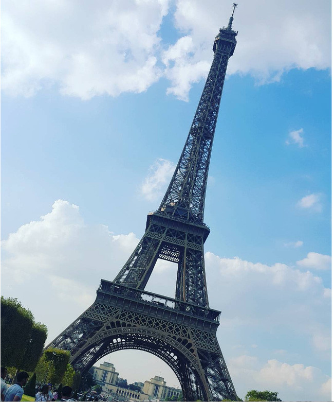 Một bức ảnh khác của tháp Eiffel khác vừa nghiêng ngả Một bức ảnh khác của tháp Eiffel khác vừa nghiêng ngả