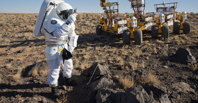 Một nhóm nghiên cứu cũng đã lên sao hoả để tìm kiếm các vật mẫu