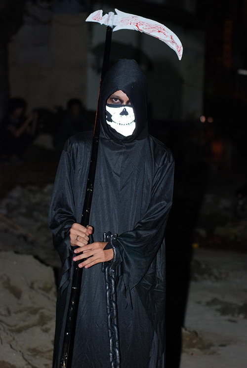 Tử thần cùng với chiếc lưỡi hái xuất hiện trong đêm tối chắc chắn khiến nhiều người giật mình.