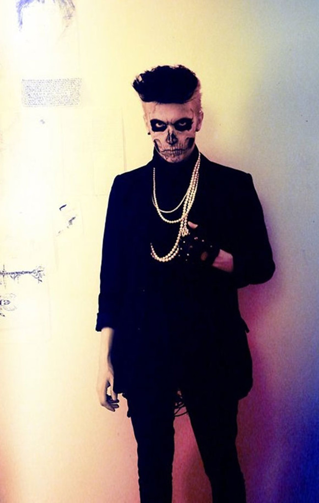 Set đồ màu đen, nổi bật với chiếc vòng trắng và khuôn mặt trang điểm đầy rùng rợn sẽ giúp bạn nổi bật trong lễ hội.