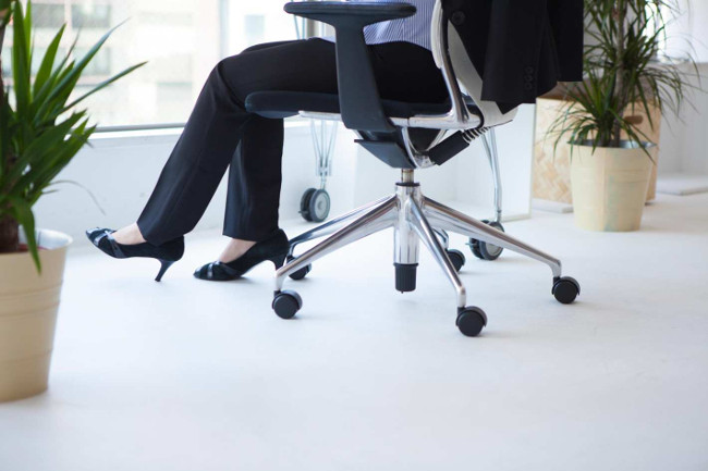 Ngồi một chỗ không hoạt động, chúng ta sẽ cảm thấy tê bàn chân Ngồi một chỗ không hoạt động, chúng ta sẽ cảm thấy tê bàn chân