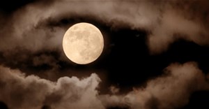 Bạn có biết trăng tròn có thể là lí do khiến bạn ngủ không ngon giấc?