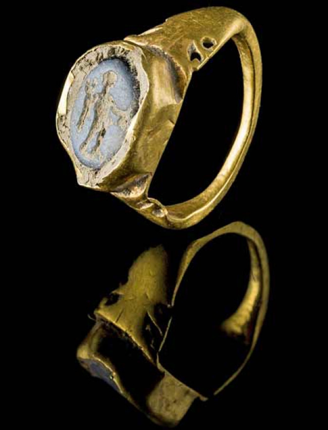 Một chiếc nhẫn vàng với nhiều họa tiết kỳ lạ Một chiếc nhẫn vàng với nhiều họa tiết kỳ lạ