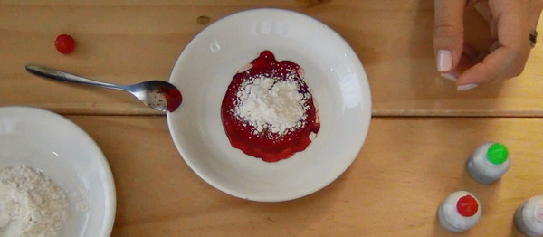 Làm máu giả cần có siro bắp, phầm màu 