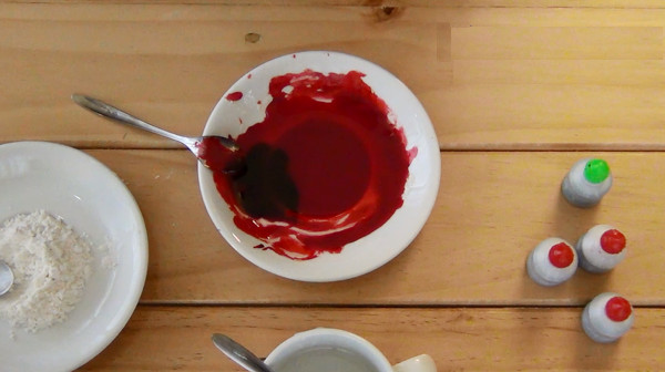 Để máu giả có màu sẫm và thật hơn, bạn cho thêm 1 giọt phẩm màu xanh