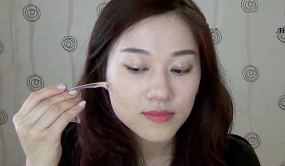 Phủ kem nền và bôi keo nền 