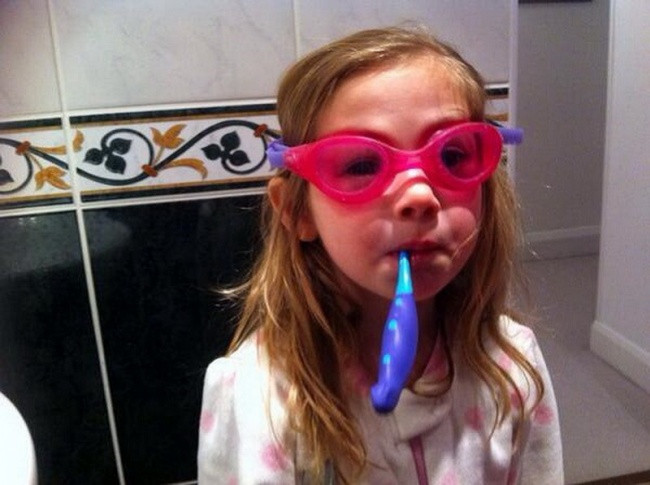 Làm sáng kính bơi