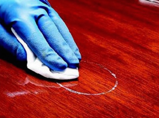 Làm sạch bề mặt gỗ