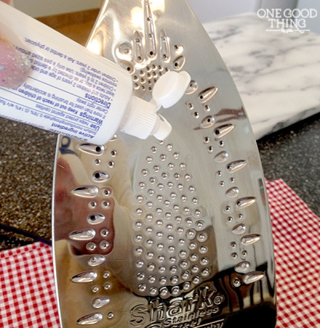 Làm sạch đáy bàn là 