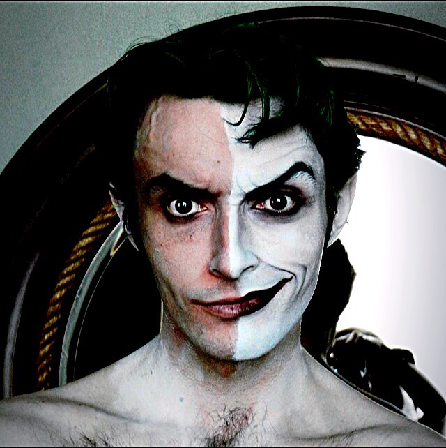 Hóa trang nửa mặt nhưng vẫn rất đáng sợ 