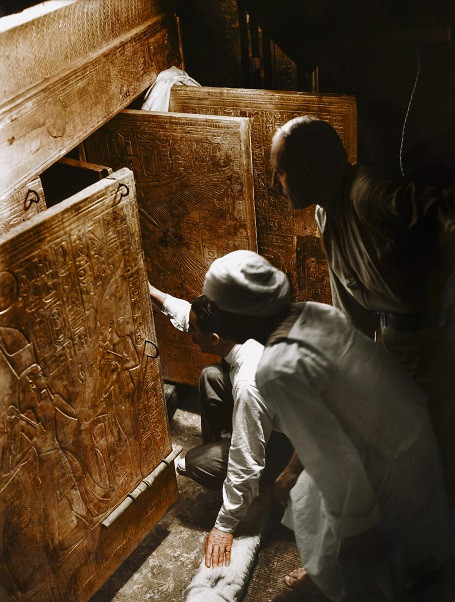 Howard Carter (đang quỳ) cùng cộng sự mở cửa căn phòng chứa quan tài Pha-ra-ông Tutankhamun. 