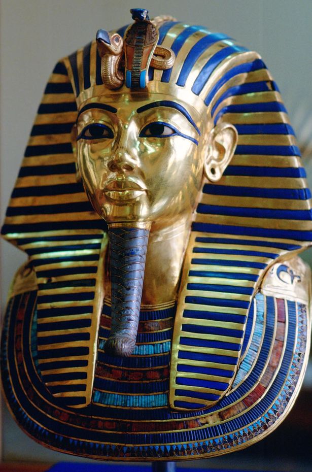 Mặt nạ xác ướp trên quan tài Pha-ra-ông Tutankhamun từ triều đại 18.