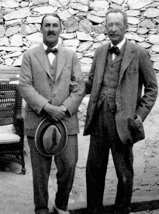 Howard Carter (trái) và bá tước Carnarvon (Phải). 