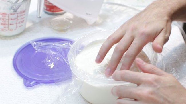 Dùng tay ấn nhẹ lên bề mặt kem giúp tránh việc kem bị hở tạo đá dăm khi cho vào tủ lạnh  Dùng tay ấn nhẹ lên bề mặt kem giúp tránh việc kem bị hở tạo đá dăm khi cho vào tủ lạnh