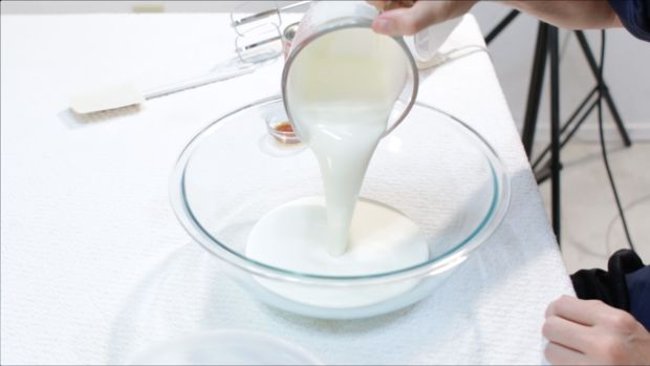 Đầu tiên, đổ kem tươi whipping cream đã chuẩn bị sẵn vào một bát lớn. Đầu tiên, đổ kem tươi whipping cream đã chuẩn bị sẵn vào một bát lớn.