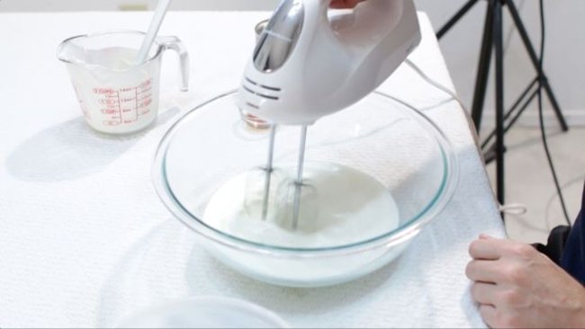 Sau đó, dùng máy đánh trứng trộn đều lên. Sau đó, dùng máy đánh trứng trộn đều lên.