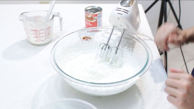 Trộn cho đến khi hỗn hợp kem tươi được đánh bông lên. Trộn cho đến khi hỗn hợp kem tươi được đánh bông lên.