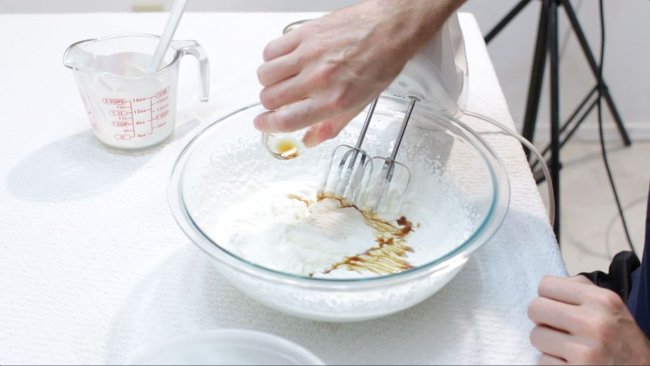 Thêm Vani và sữa đặc có đường vào Thêm Vani và sữa đặc có đường vào