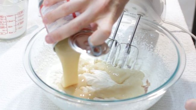 Tiếp theo cho sữa đặc vào. Tiếp theo cho sữa đặc vào.