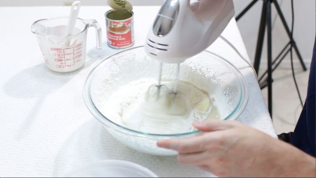 Tiếp tục dùng máy đánh trứng để trộn đều lên.  Tiếp tục dùng máy đánh trứng để trộn đều lên.