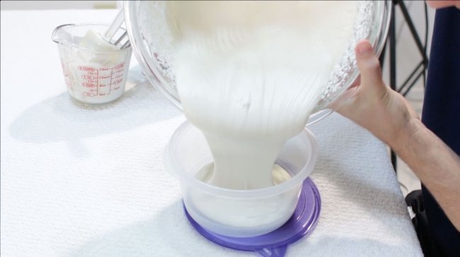 Đổ hỗn hợp vào hộp đựng và để đông Đổ hỗn hợp vào hộp đựng và để đông