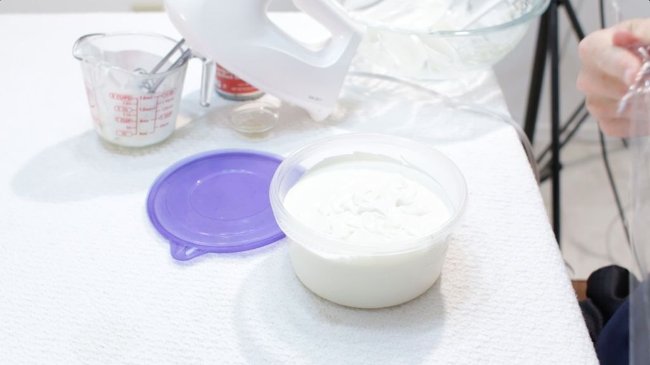 Sau đó dùng một lớp màng bọc thức ăn bằng nhựa đặt lên phía trên, dùng tay ấn nhẹ lên bề mặt kem. Sau đó dùng một lớp màng bọc thức ăn bằng nhựa đặt lên phía trên, dùng tay ấn nhẹ lên bề mặt kem.