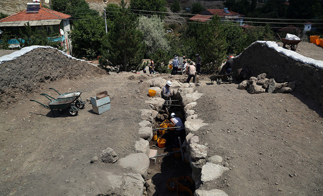 Các nhà khảo cổ học tiến hành khai quật hầm 