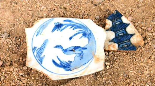 Một số mảnh gốm sứ được tìm thấy  Một số mảnh gốm sứ được tìm thấy